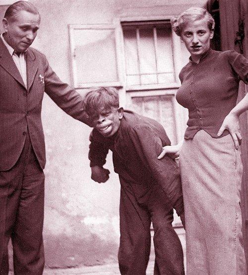 Вот откуда мода пошла на утиные губы. 01