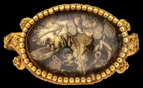 Маленький эллинистический шедевр - золотой перстень с горным хрусталем и гранатом.  