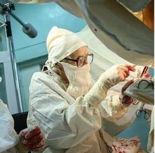 Старейший практикующий хирург в России. 01