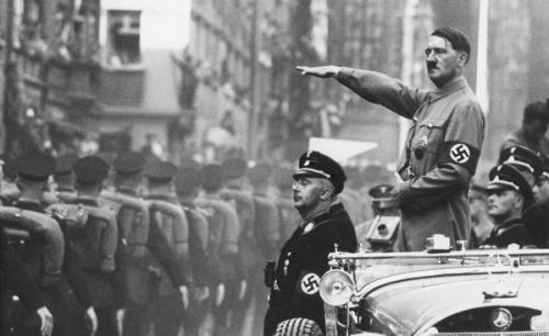 Однажды британский солдат держал под прицелом своего пистолета самого Адольфа Гитлера. 

