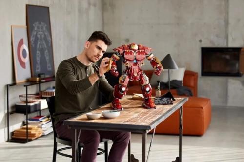 Lego представила набор Marvel Hulkbuster - это модель брони из Мстителей. 01