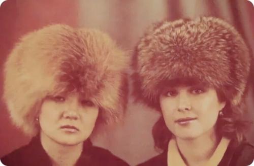 Мода 90-х возвращается: ушанки и кубанки снова в тренде. 01