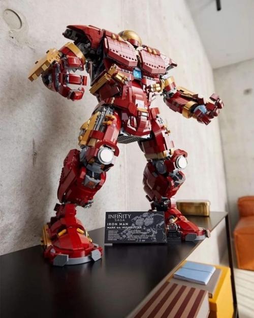 Lego представила набор Marvel Hulkbuster - это модель брони из Мстителей. 03