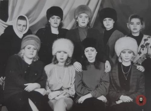 Мода 90-х возвращается: ушанки и кубанки снова в тренде.

