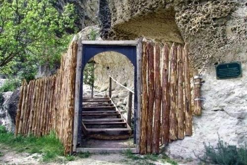 Челтер - Мармара. В 3 км от села Терновка, над шульской и кара - кобинской долинами возвышается гора челтер - кая. 01