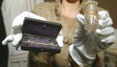 Австрийская императрица Елизавета I ( Принцесса Сисси) и ее личный шприц для кокаина. 01