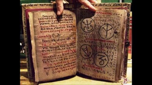 Древнеегипетская книга мёртвых.
