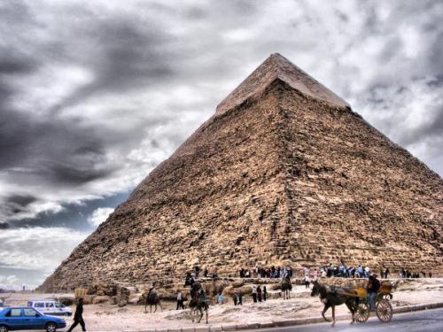 Учёные в лабиринте под египетскими пирамидами машину времени нашли. 
