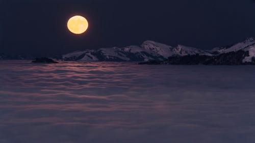 Суперлуние над долиной Рейна, укрытой морем облаков, и горными цепями в форарльберге, Австрия. 03