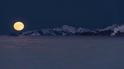 Суперлуние над долиной Рейна, укрытой морем облаков, и горными цепями в форарльберге, Австрия. 02