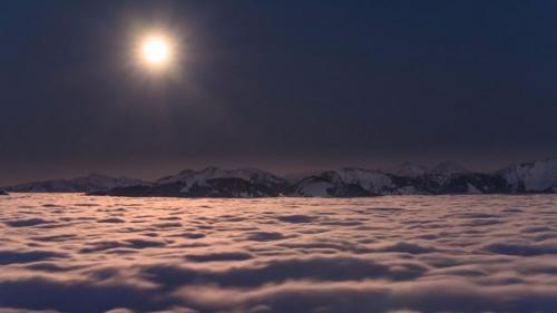 Суперлуние над долиной Рейна, укрытой морем облаков, и горными цепями в форарльберге, Австрия. 06