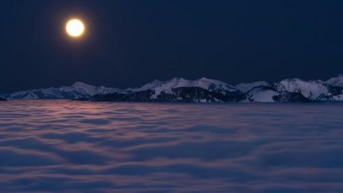 Суперлуние над долиной Рейна, укрытой морем облаков, и горными цепями в форарльберге, Австрия. 05