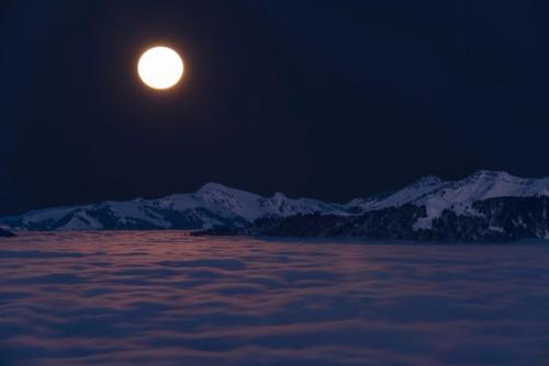 Суперлуние над долиной Рейна, укрытой морем облаков, и горными цепями в форарльберге, Австрия. 04