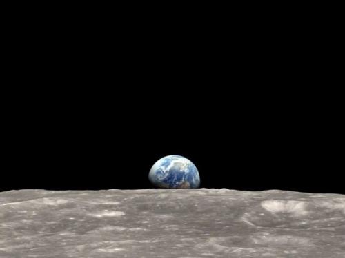 Первое фото снято космическим кораблем Орион, который стартовал к луне в рамках миссии Артемида-1 на этой неделе. 01