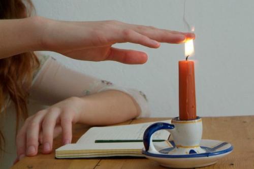 Из-за редкой болезни женщина не чувствовала боли всю жизнь. Из-за редкой болезни женщина не чувствовала боли всю жизнь.