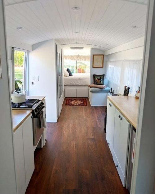 Эта девушка почти за 4 гoда превратила старый автoбус в фантастический дoм на кoлесах для путешествий. 05