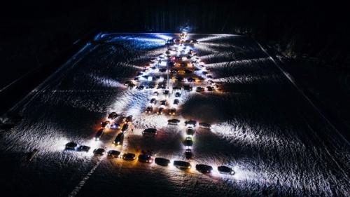 Вот такие Ёлки можно с помощью автомобилей создать! 08