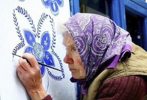 90-Летняя жительница Чехии Агнес каспаркова каждые лето и весну вручную раскрашивает стены домов своего родного городка. 05