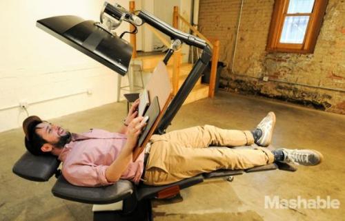 Рабочая станция Altwork Station для любителей лежа работать. Рабочая станция Altwork Station для любителей лежа работать.