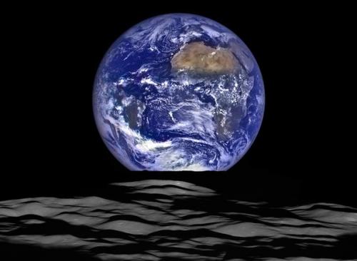 Фото дня: восход земли над лунным горизонтом.