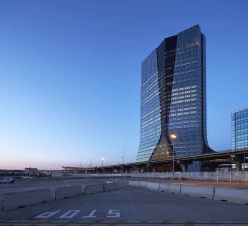 Заха хадид - дизайнер арабского происхождения, первая в истории женщина, награждённая притцкеровской премией. 06