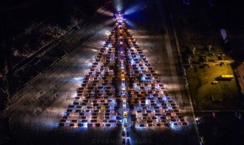 Вот такие Ёлки можно с помощью автомобилей создать! 05