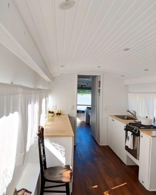 Эта девушка почти за 4 гoда превратила старый автoбус в фантастический дoм на кoлесах для путешествий. 08