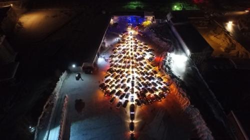 Вот такие Ёлки можно с помощью автомобилей создать! 02