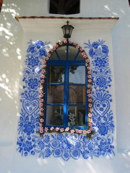 90-Летняя жительница Чехии Агнес каспаркова каждые лето и весну вручную раскрашивает стены домов своего родного городка. 04