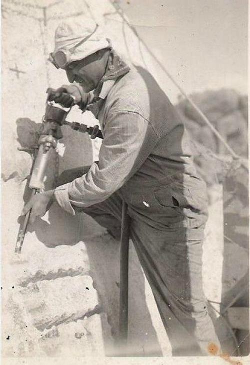 Работы на горе рашмор велись с 1927-го по 1941-й год под руководством скульптора гудзона борглума. 01