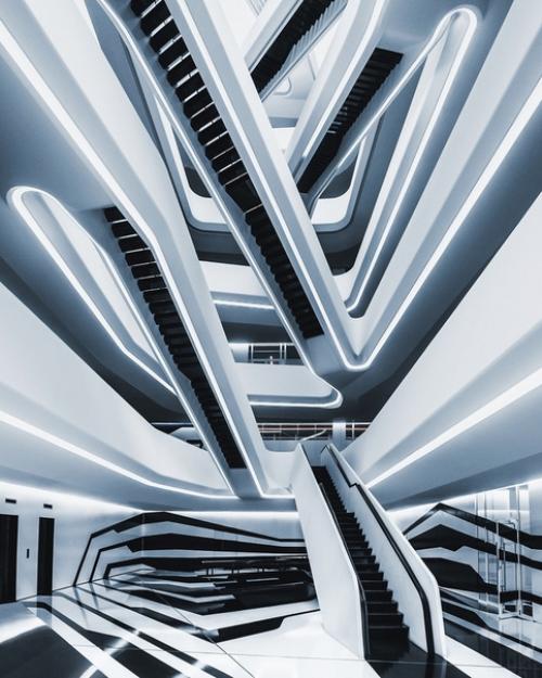 Заха хадид - дизайнер арабского происхождения, первая в истории женщина, награждённая притцкеровской премией. 05