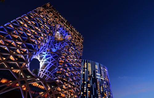 Заха хадид - дизайнер арабского происхождения, первая в истории женщина, награждённая притцкеровской премией. 02