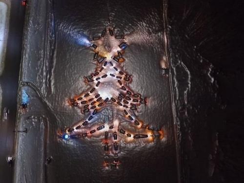 Вот такие Ёлки можно с помощью автомобилей создать! 07