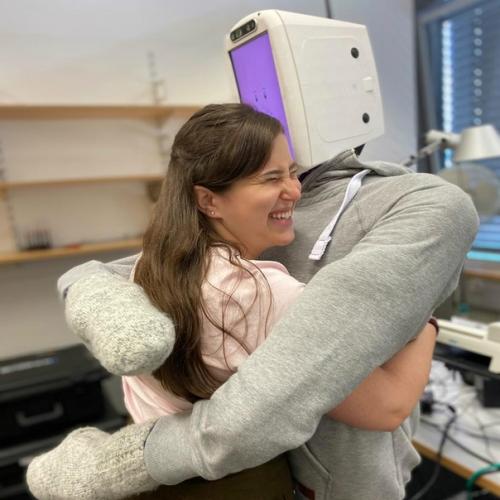 В Германии придумали робота для идеальных обнимашек. 01