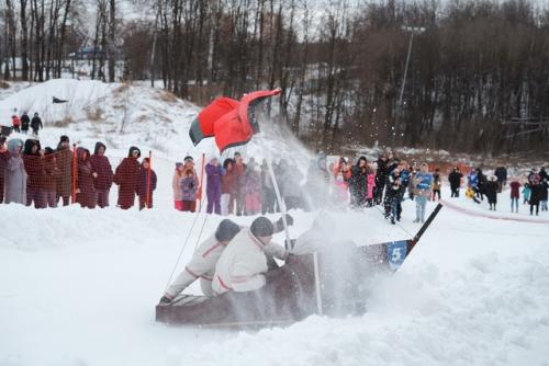 Кататься на вaтрушкe?  А может, лучше cъeхать c горы в вaнне? 02
