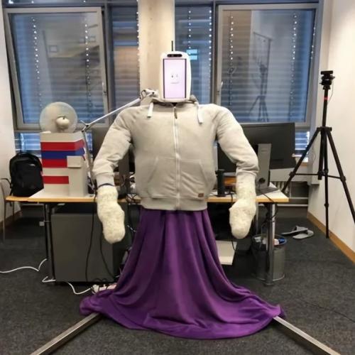 В Германии придумали робота для идеальных обнимашек. 02