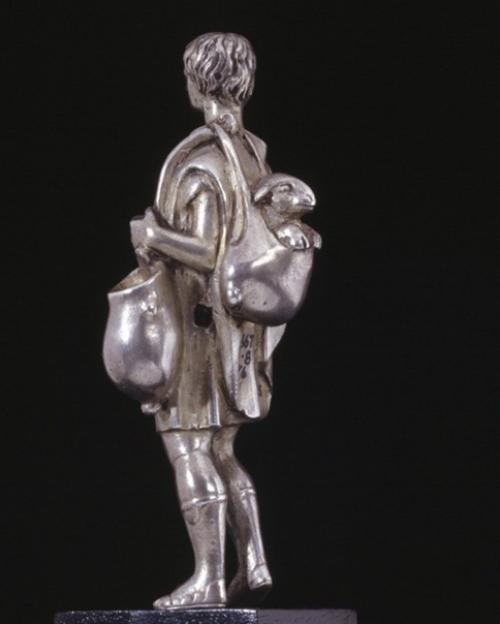 Римская серебряная статуэтка юноши - пастуха, несущего ягненка в кожаном мешке, перекинутом через плечо, I век н. э. 01