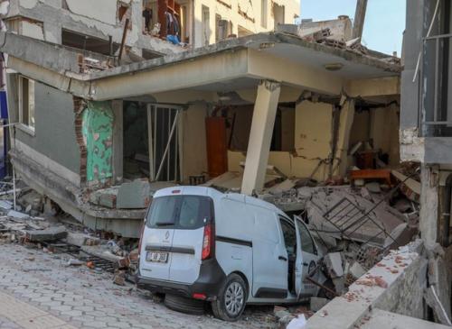 В турецком городе антакья заметили, что землетрясение не смогло разрушить некоторые дома благодаря машинам. 02