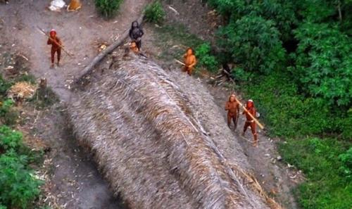 Фотографии первого контакта с племенем, до которого до сих пор не добралась цивилизация. 02