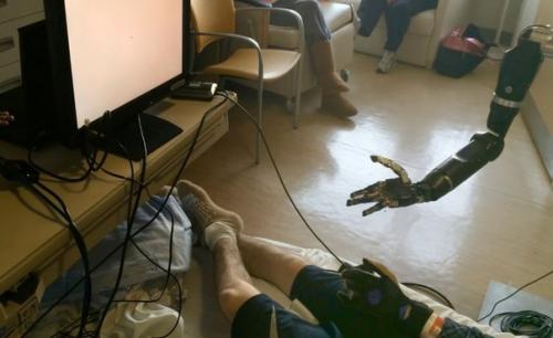 Новый управляемый силой мысли протез позволяет двигать отдельными пальцами. Новый управляемый силой мысли протез позволяет двигать отдельными пальцами.