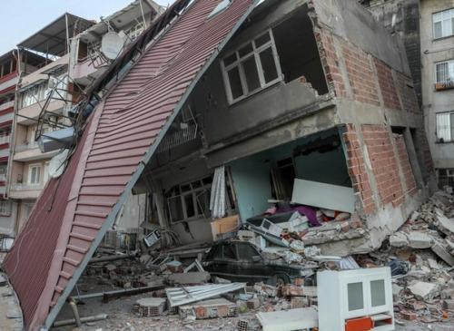 В турецком городе антакья заметили, что землетрясение не смогло разрушить некоторые дома благодаря машинам. 01