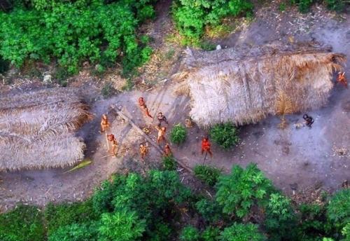 Фотографии первого контакта с племенем, до которого до сих пор не добралась цивилизация. 03