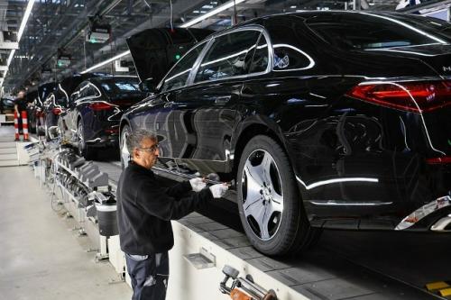 Прибыль Mercedes упала почти на 50 процентов.

