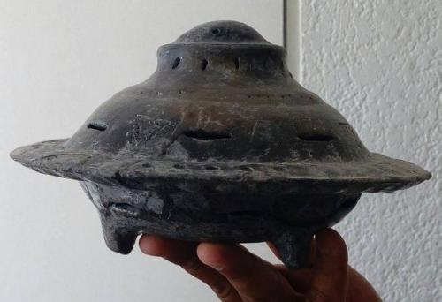 Артефакты доколумбовой америки из мексики. 
