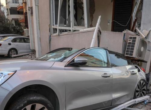 В турецком городе антакья заметили, что землетрясение не смогло разрушить некоторые дома благодаря машинам. 03