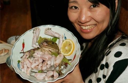 Поедание живых осьминогов - не единственная кулинарная традиция азиатских стран, которая может показаться отвратительной. 01