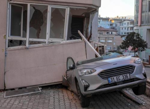 В турецком городе антакья заметили, что землетрясение не смогло разрушить некоторые дома благодаря машинам. 04