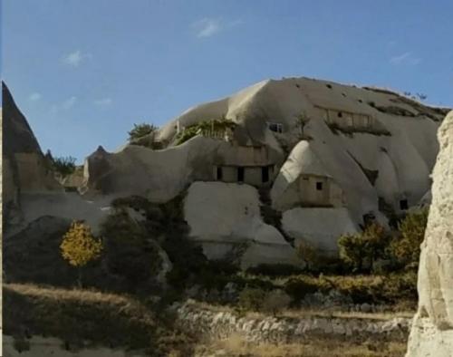 Жилье прямо в скалах, вырубленное тысячи лет назад - диковинная каппадокия. 02