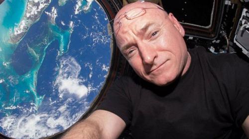 Астронавт Скотт келли за год в космосе вырос на 5 см. Астронавт Скотт келли за год в космосе вырос на 5 см.