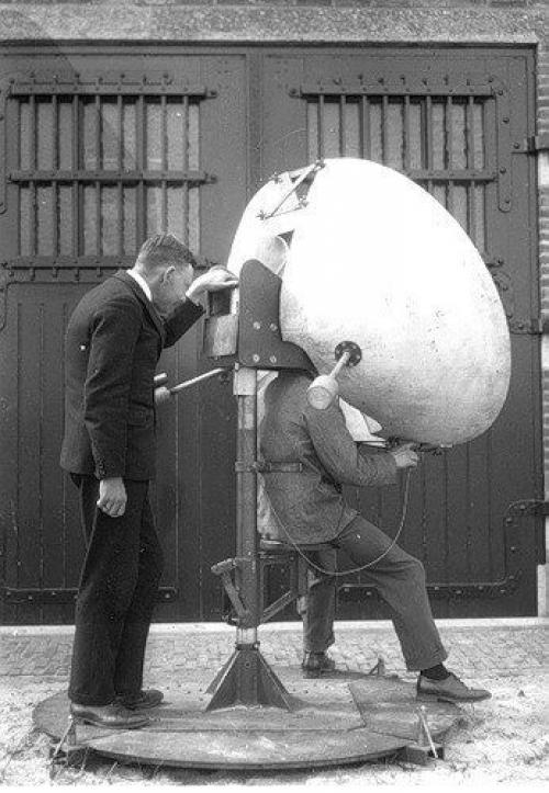 Когда не было радиолокаторов, вражью авиацию приходилось выслушивать ушами. 02